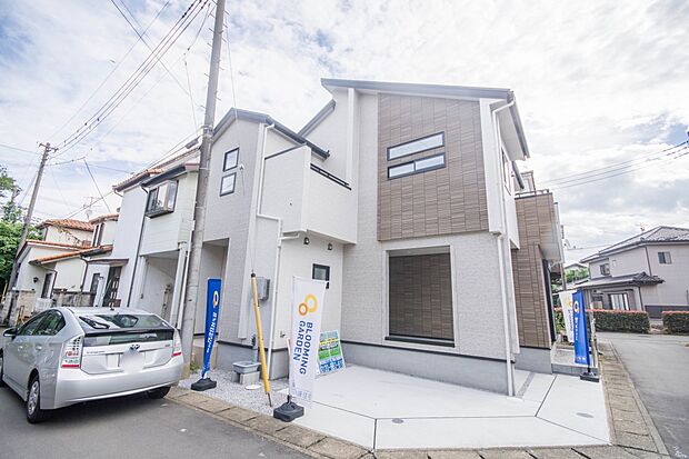 街に溶け合う美しい景観と、採光や風通しを考えて設計された間取り。近隣の視線を考え調整した窓位置など、外観だけでなく、住まうご家族の心地よさを最優先しました。