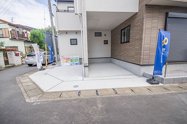 通勤や家族の送迎など、毎日の生活にマイカーが欠かせない方にとって駐車場は大事な条件。敷地内にカースペースがあれば、お出かけやお買い物の際の搬入出もらくらくです。