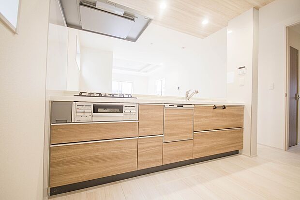 カウンターキッチンなら、リビングで遊ぶ子供の様子を見ながら料理ができるので安心です。料理を運んでもらったり、子供にお手伝いしてもらいやすいのもいいですね♪