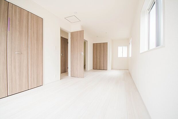 独立性を高めたお部屋。たっぷりの収納も配備しており、片付いた空間を現実出来そう。陽光も降り注ぐ明るく開放的な空間が魅力的。