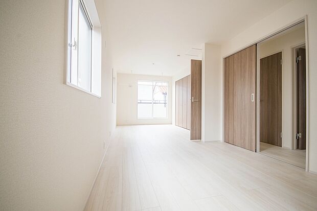 各部屋を最大限に広く使って頂ける様、全居住スペースに収納付。プライベートルームはゆったりと快適に。