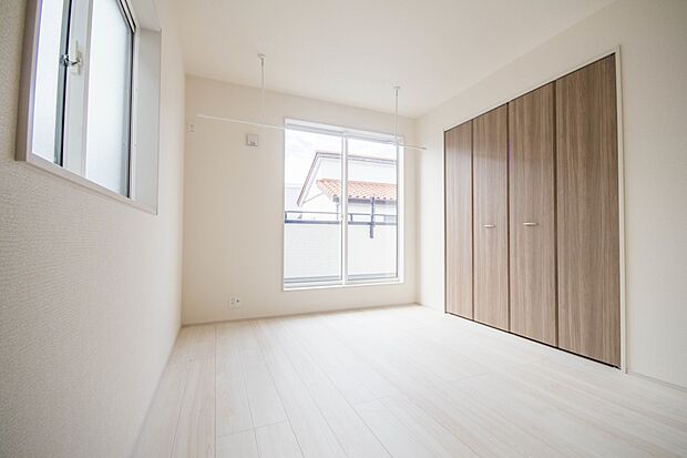 陽光が降り注ぐ明るく開放的な空間が魅力的。