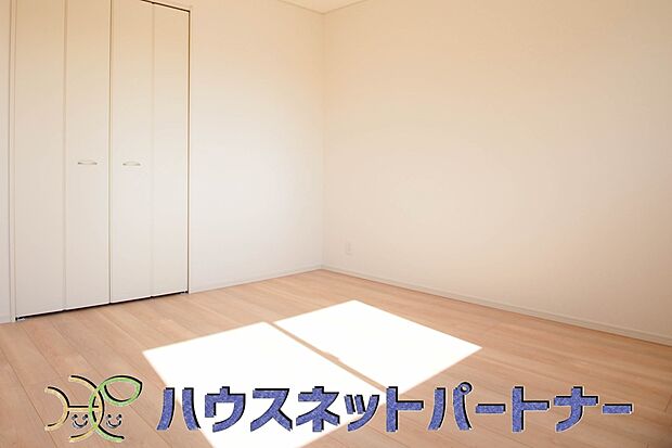 柔らかな日差しが入る洋室は落ち着いた雰囲気のお部屋です。ベッドを置いてゆったりと心も体も休まるお部屋へ。