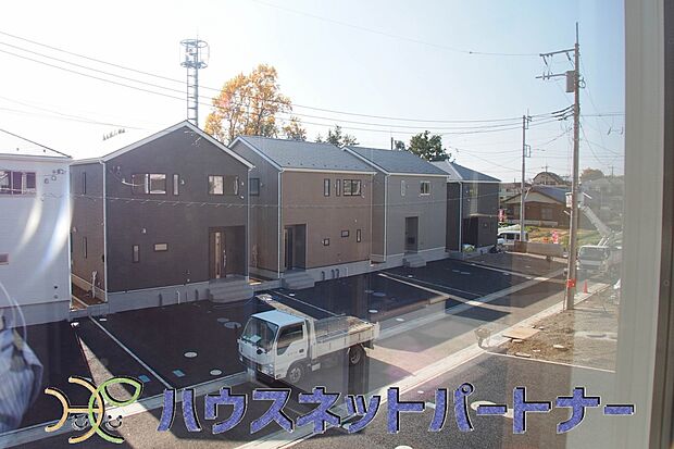 カースペース並列3台可。道路に面したカースペースが3台分あるので、縦列2台のカースペースの様に面倒な車の入替えは必要ありません。ストレスフリーなカーライフを満喫できます。