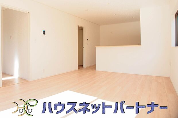 明るい自然光が入る作業スペースを多くとったキッチン採用。夫婦揃ってキッチンに立っても調理がしやすく、家事をしながら会話も弾みます。食器類もすっきりと片付く収納力。