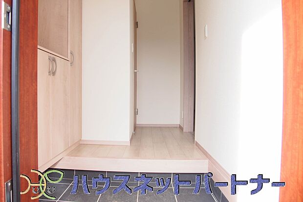 シューズボックはワイドなのでたくさんの靴が収納できます。玄関をスッキリと使えます。