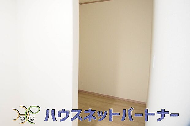 パントリー(食料庫)常温保存できるパン、お米、調味料、缶詰など、日常的に使うものや未開封の食品の収納にぴったり。棚にものを並べて収納すれば、何が足りないのかひと目で確認できます。