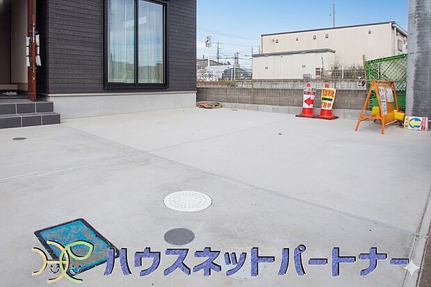 カースペース2台可。新築戸建てを購入する際、庭付きや駐車場2台付きは大変魅力的に映ります。駐車スペースが2台分あれば、夫婦それぞれ車をもっている場合や、親戚や友人などが車で来る際も安心です。