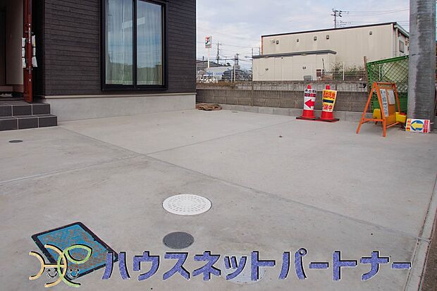 カースペース2台可。新築戸建てを購入する際、庭付きや駐車場2台付きは大変魅力的に映ります。駐車スペースが2台分あれば、夫婦それぞれ車をもっている場合や、親戚や友人などが車で来る際も安心です。