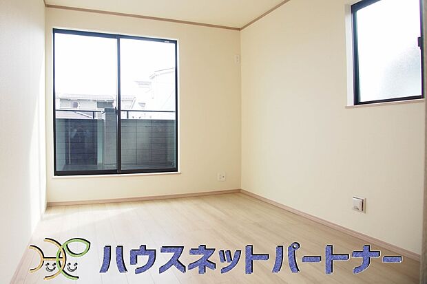 2面窓のある風通しの良いお部屋は心も体も元気にしてくれます。自分だけのお部屋作りを楽しんでみては。