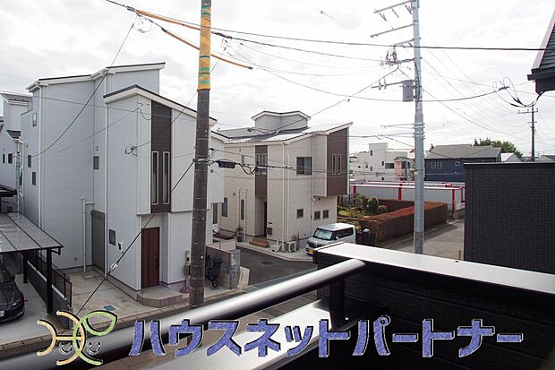 2階にあるバルコニーは太陽の光が燦々と降り注ぎ、毎日のお洗濯も快適に。太陽は心を元気にしてくれますよね。