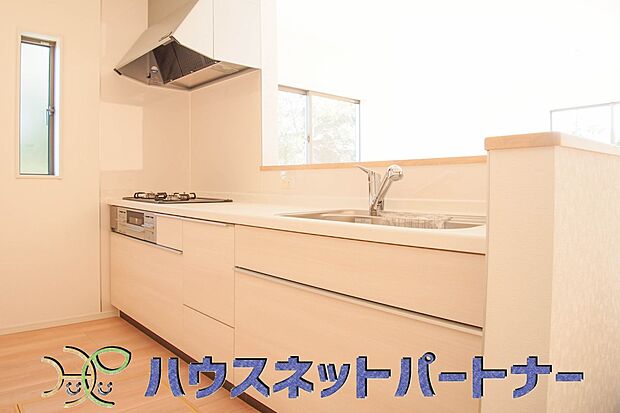 カウンターキッチンなら、リビングで遊ぶ子供の様子を見ながら料理ができるので安心です。料理を運んでもらったり、子供にお手伝いしてもらいやすいのもいいですね。