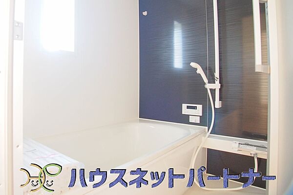 高級感溢れるカラーと大きさ・柔らかな曲線で構成された半身浴も楽しめるバスタブが心地よさをもたらします。窓もあるので換気もしっかりできますね。