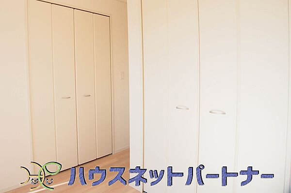 壁面クローゼットのメリットは、衣類が横一列に並ぶためひと目で洋服が選びやすいこと。衣類をたくさんお持ちの方も、限られたスペース内に無理なく収納することができます。