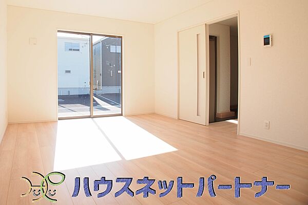 通風・採光に優れ、心地よい光と風が溢れています。 贅沢で豊かな居住性と、プライドを満たすクオリティが見事に調和した住空間。新築ならではの快適なひとときをご体感頂ける筈です。