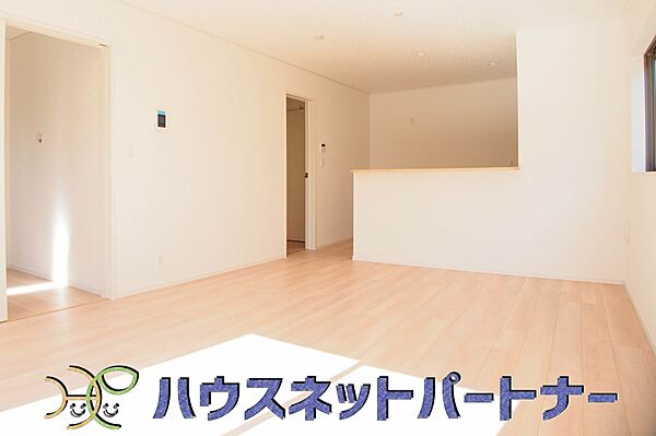 明るい自然光が入る作業スペースを多くとったキッチン採用。夫婦揃ってキッチンに立っても調理がしやすく、家事をしながら会話も弾みます。食器類もすっきりと片付く収納力。