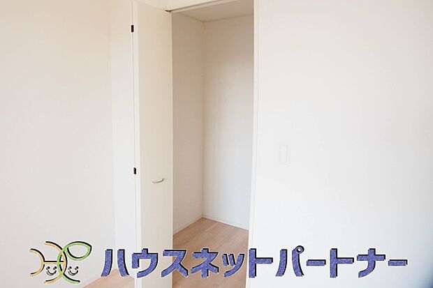 ウォークインクローゼットのメリットは、衣類の他、バッグやアクセサリーなど、身につけるものを一部屋に集めて管理できること。必要なときに見つけやすいです。