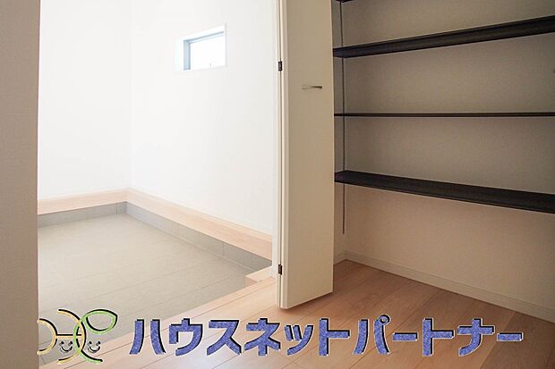 ベビーカーやゴルフバックなどミニトランクとして使える玄関収納。玄関に物があふれることを防ぎ、広々としたスペースを保てます。掃除用具なども入れられますね。