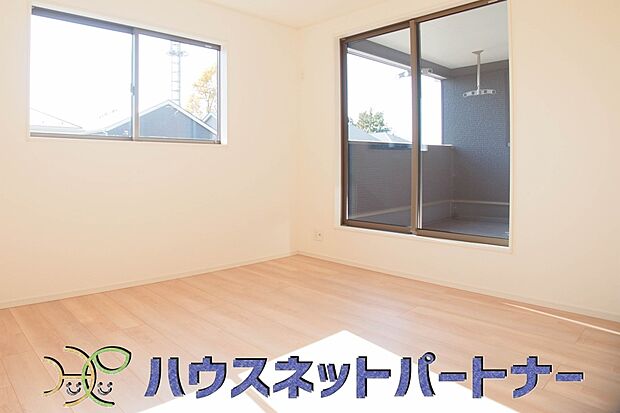 柔らかな光り差し込む家族に優しい洋室は子供部屋にぴったり。