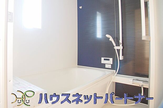 高級感溢れるカラーと大きさ・柔らかな曲線で構成された半身浴も楽しめるバスタブが心地よさをもたらします。窓もあるので換気もしっかりできますね。