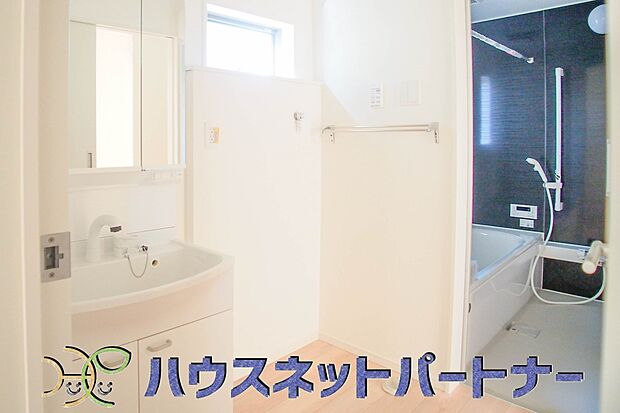 落ち着いた空間を演出するカラーと、ゆったり落ち着いてお使い頂ける広さが魅力の洗面所。居室からも独立しており、プライベート空間を保ちます。