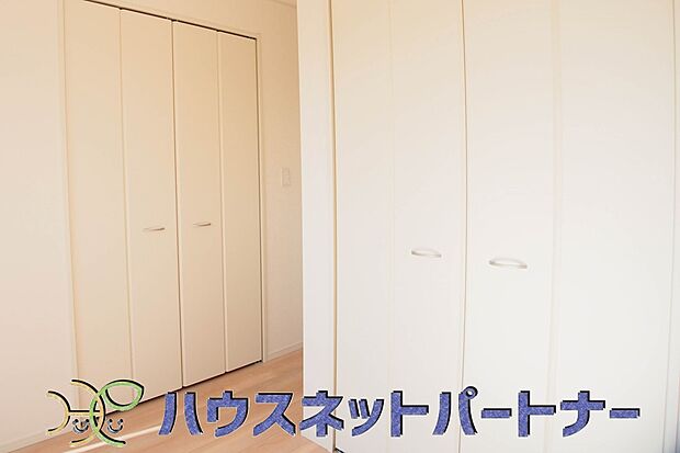 壁面クローゼットのメリットは、衣類が横一列に並ぶためひと目で洋服が選びやすいこと。衣類をたくさんお持ちの方も、限られたスペース内に無理なく収納することができます。