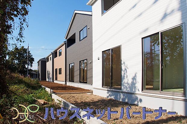 庭スペース。一戸建ての醍醐味は、何といっても庭があること。花や野菜を育てたり、子供と遊んだり、お客様を迎えたり…。大切なペットと過ごす心地良いスペースにもなりますね。