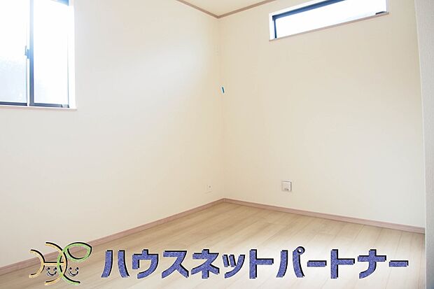 陽当たりの良い窓からは、清清しい風を室内に送り込んでくれます。快適な生活を楽しめます。収納もたっぷりでお部屋もスッキリと使えます。