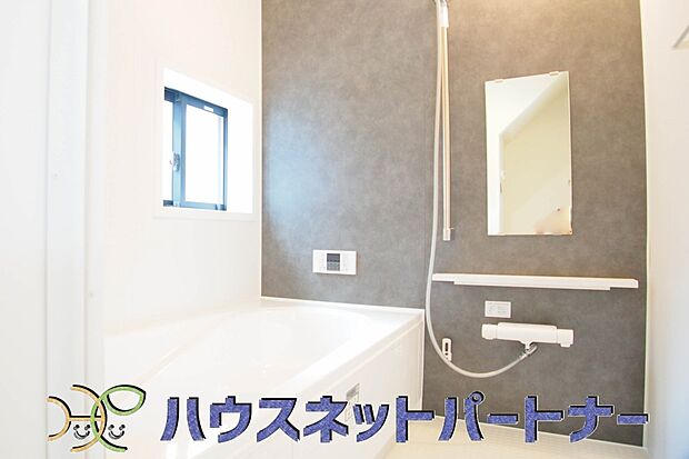 窓がある浴室は心地よいバスタイムを演出してくれます。たまには本を読みながら半身浴もいいですね。