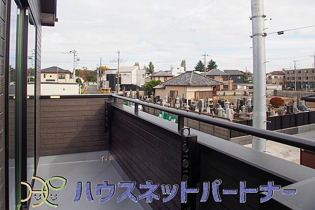 陽当りが良いと、洗濯物が乾きやすいですし、湿気やカビの心配も減るので快適です。寒い冬の日でも、日差しが届くと家の中が暖かくなりますね。