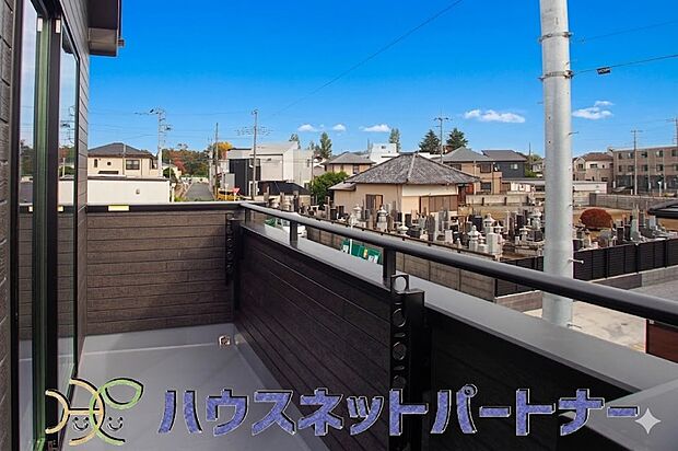 陽当りが良いと、洗濯物が乾きやすいですし、湿気やカビの心配も減るので快適です。寒い冬の日でも、日差しが届くと家の中が暖かくなりますね。