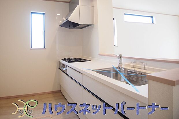 家族の様子を見ながらキッチンでお料理。一日の出来事を会話しながらの家事は嬉しいコミュニケーション。