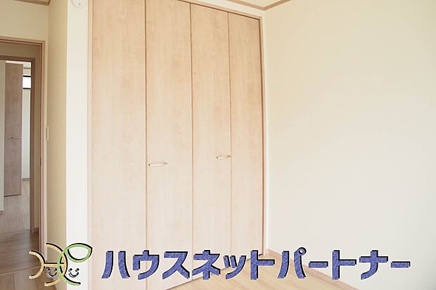 壁面クローゼットのメリットは、衣類が横一列に並ぶためひと目で洋服が選びやすいこと。衣類をたくさんお持ちの方も、限られたスペース内に無理なく収納することができます。