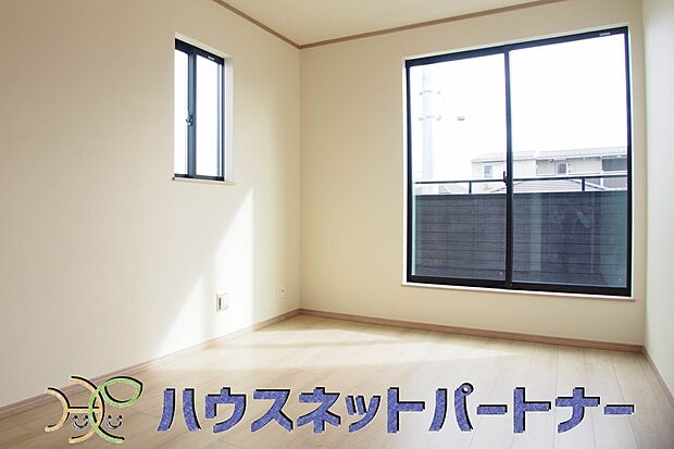 日差しが差し込む明るいお部屋。朝は太陽の光を浴びて一日の始まりです。