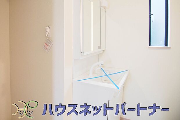 大きく見やすい三面鏡で清潔感ある洗面台は、身だしなみチェックや肌のお手入れに最適です。何かと物が増える場所だからこそ、スッキリと見映えの良い空間に拵えました。