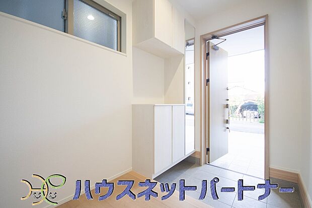 玄関の大きめミラーは出かける前の身だしなみチェックに便利。縦長のものなら靴を履いた状態のコーディネート確認もできます。狭い場所を広く明るく見せてくれる効果も。