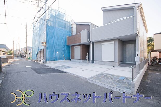 上質感漂う玄関へのアプローチ。居住者の帰り、訪れる方を優しく迎える・安らぎに満ちた生活空間を予感させる。健やかな暮らしを楽しめそう。