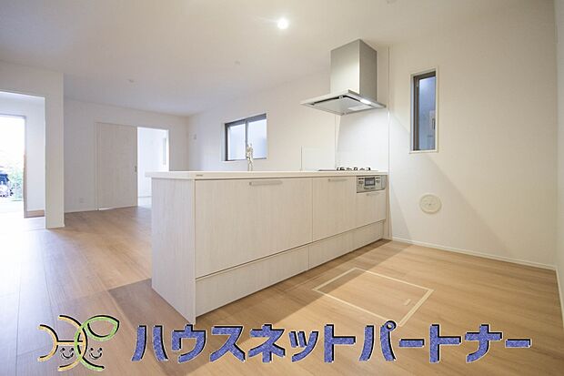 明るく開放的なオープンキッチン。家族とのコミュニケーションが取りやすく、みんなの笑顔が溢れます。