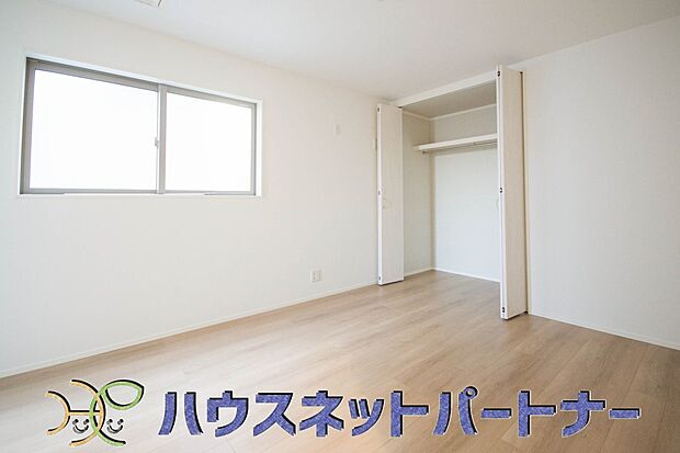 明るい窓のあるお部屋は子供部屋にぴったり。可愛い家具で素敵なお部屋に。