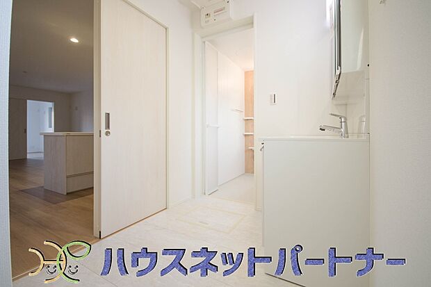 シャワー機能付洗面化粧台。洗顔や手洗いはもちろん、シャンプーも行える多機能洗面台です。広い洗面台を使えば手洗い洗濯などにも利用できます。　