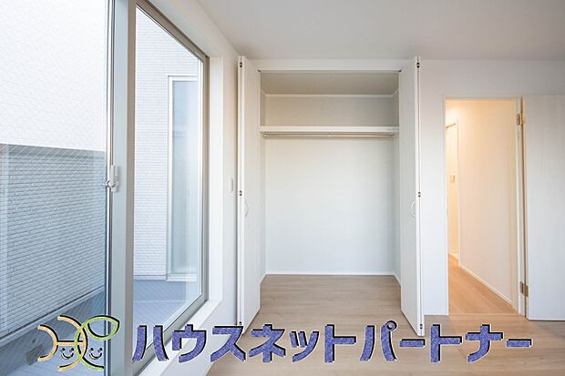 壁面クローゼットのメリットは、衣類が横一列に並ぶためひと目で洋服が選びやすいこと。衣類をたくさんお持ちの方も、限られたスペース内に無理なく収納することができます。