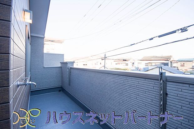 空の間になる広々バルコニーがお部屋へと息吹を運んでくれます。