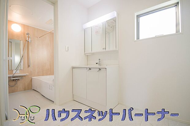 広い脱衣所、洗面台も大きなサイズを設置。戸建では見ない広さと解放感。