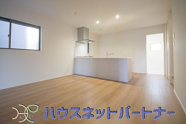 明るく開放的なダイニング。家族とのコミュニケーションが取りやすく、みんなの笑顔が溢れます