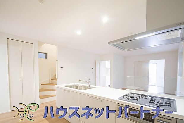 パントリー（食料庫）常温保存できるパン、お米、調味料、缶詰など、日常的に使うものや未開封の食品の収納にぴったり。棚にものを並べて収納すれば、何が足りないのかひと目で確認できます。