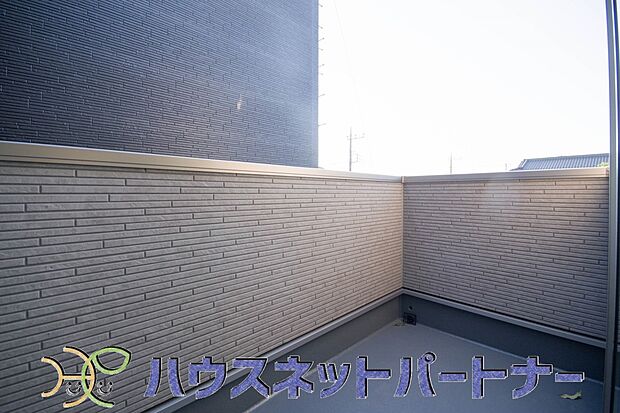 バルコニーはお洗濯物干しだけではもったいない。プランター栽培もできる程の広さです。