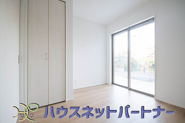 リビングのお隣の洋室は、ホームパーティーの時に開放して楽しい空間作りが出来ます。