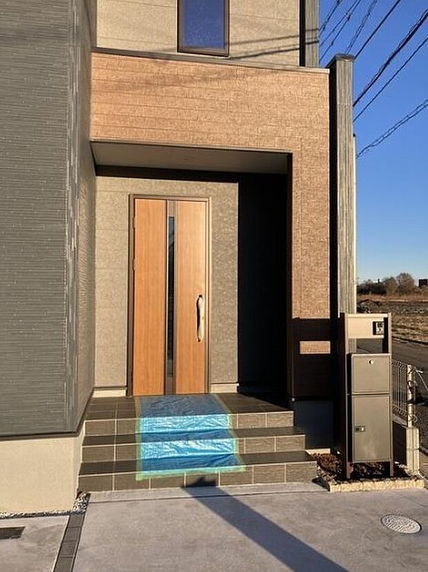 上質感漂う玄関へのアプローチ。居住者の帰り、訪れる方を優しく迎える・安らぎに満ちた生活空間を予感させる。健やかな暮らしを楽しめそう。