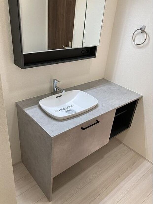 十分な大きさの洗面台は、身だしなみチェックや歯磨きなど、朝の慌ただしい時間でもホテルライクなスペースで余裕とゆとりを感じて頂けます。