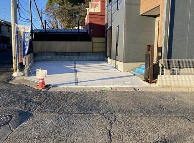 ゆったりとした駐車スペースを確保いたしましたので、大きめのお車でも駐車可能です。自転車やバイクなど、ゆとりのある敷地で置き場所に困ることはないでしょう。